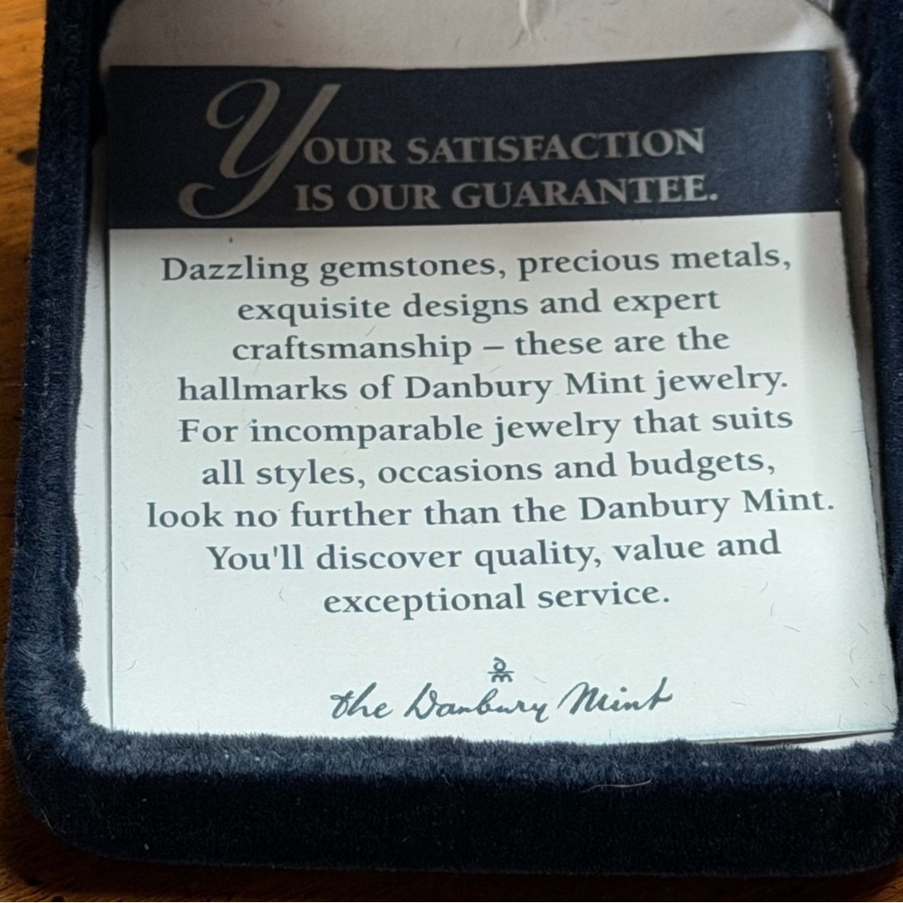 VTG Danbury Mint Poppy Black Cat Crystal Heart Earrings 1” NIB - Picture 3 of 3